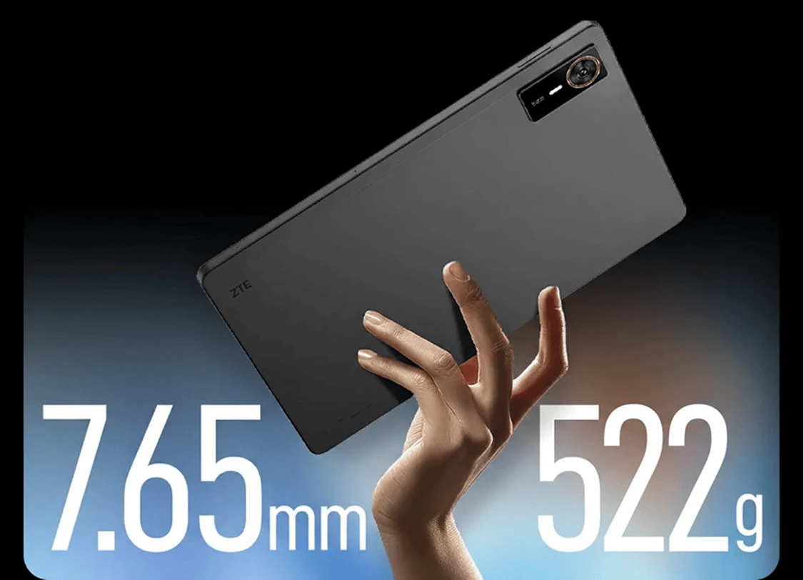 Tablet ZTE trzymany w dłoni, z oznaczeniem wagi 522 g i grubości 7,65 mm.