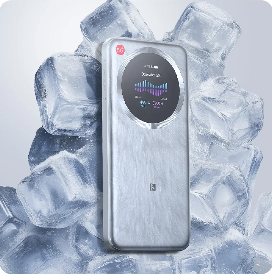 ZTE U30 Pro w kolorze zielonym na tle kryształów i zorzy polarnej.